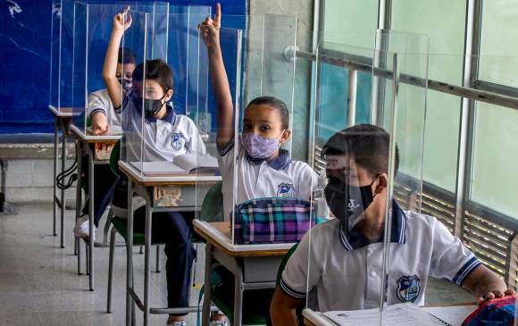 El regreso al colegio es motivo de alegría para los estudiante de la institución educativa pública Antonio José de Sucre de Itagüí. Foto Juan Antonio Sánchez Ocampo