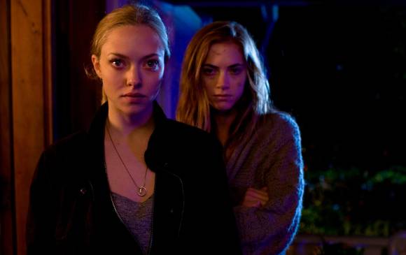Amanda Seyfried (adelante) ha actuado en producciones como Mamma Mia!, Chicas Pesadas y El Precio del Mañana. FOTO CORTESÍA PELÍCULA 12 HORAS.