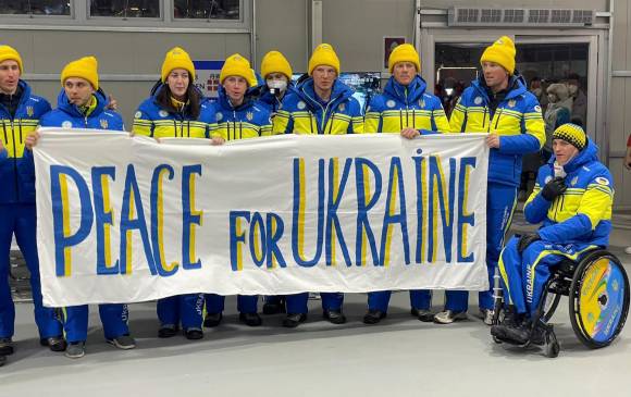 Paz para Ucrania dice la pancarta que sostienen los deportistas. FOTO EFE