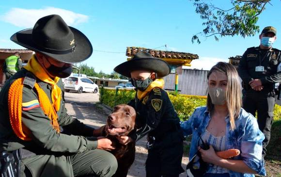 En Medellín, niña con cáncer cumplió el sueño de vestirse de Policía 