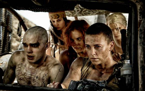 Mad Max Fury Road contó con Charlize Theron como protagonista, sus tonos eran muy tierra, con naranja y amarillo. Foto: Cortesía Warner Bros.
