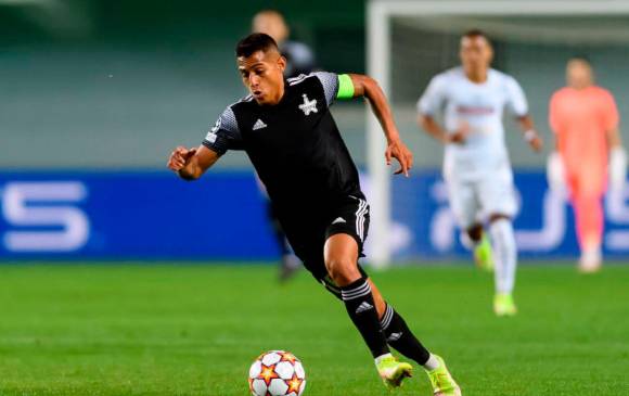El futbolista colombiano Frank Castañeda en acción luciendo la franja de capitán del Sheriff, del que es la principal figura histórica. FOTO getty