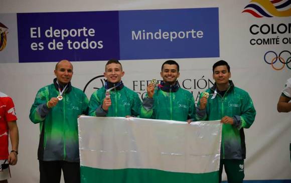 El técnico Leonardo González con los deportistas Andrés Felipe Martínez, Dilan Jiménez y Brayan Narváez ganadores del oro por equipos. FOTO CORTESIA