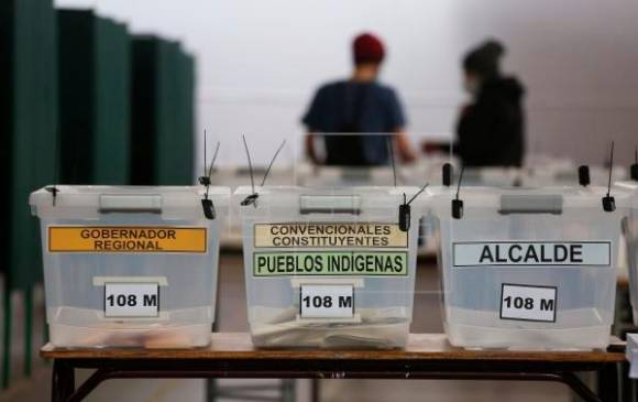 Este domingo será el segundo día de votaciones, pues Chile decidió dividir los ciudadanos en dos días para evitar aglomeraciones. FOTO: EFE