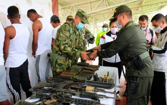 13 miembros de la disidencia de las Farc Franco Benavides se entregaron a las autoridades en Guapi, Cauca. FOTO Colprensa