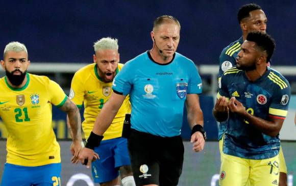 El juego entre Colombia y Brasil por la Copa América estuvo suspendido por varios minutos, debido al reclamo de los jugadores nacionales, por la jugada que terminó en gol de los dirigidos pot Tite. FOTO EFE