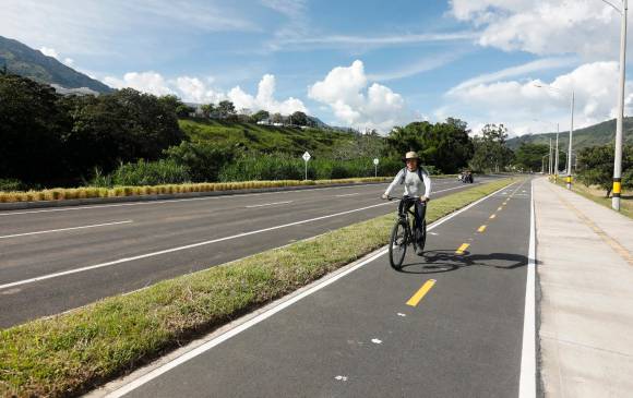 Junto a la vía de 450 metros de largo se construyeron 330 metros de ciclorrutas y 950 metros cuadrados de andenes. FOTO Camilo Suárez