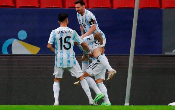 Argentina y Colombia disputan una de las semifinales de Copa América. FOTO EFE