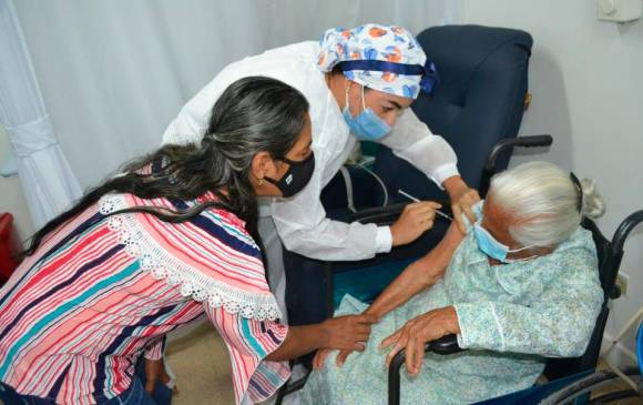 En Santa Fe de Antioquia vacunan contra covid a anciana de 110 años