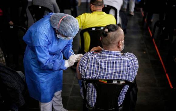 Un juzgado de Cartagena obligó a una EPS a aplicarle la segunda dosis de vacuna Pfizer a un ciudadano antes de los 90 días, que fue el nuevo plazo establecido por el Ministerio de Salud para este biológico. FOTO COLPRENSA