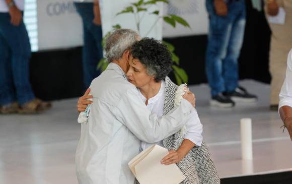 Un abrazo entre Francisco de Roux, presidente de la Comisión de la Verdad, e Irene Gaviria, hermana del gobernador asesinado. FOTO camilo suárez