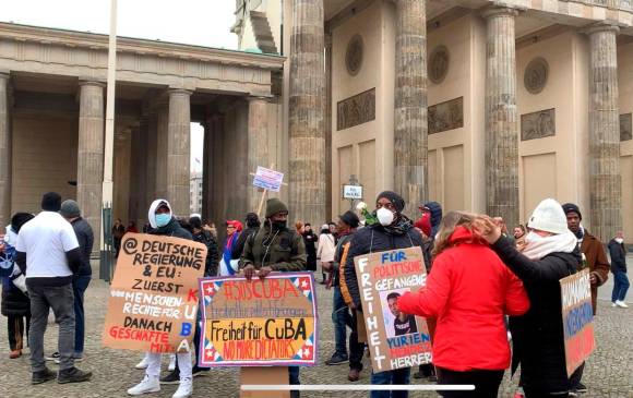 La Puerta de Brandeburgo fue el punto de encuentro de los cubanos en Berlín. FOTO EFE