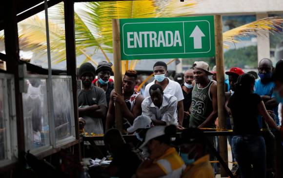 El defensor del Pueblo, Carlos Camargo, denunció que mafias estarían afectando a los migrantes varados en Necoclí. FOTO Camilo Suárez