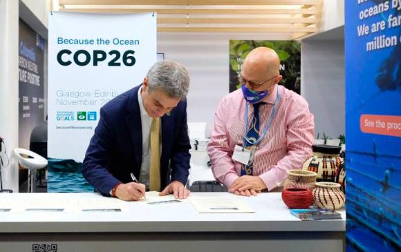 El Ministro de Ambiente y Desarrollo Sostenible Carlos Eduardo Correa firmó hoy en Glasgow la Declaración Because the Ocean (Por el océano). Foto: Cortesía MinAmbiente