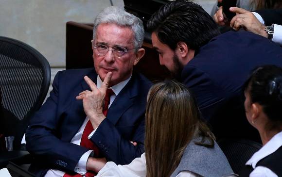 El expresidente Álvaro Uribe durante una sesión en el Senado de la República. FOTO COLPRENSA