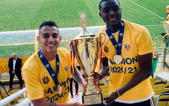 Frank Castañeda y Danilo Arboleda con el trofeo de campeones de Moldavia. Este logro les permitió competir en la fase previa de Champions y avanzar a la fase de grupos. FOTO cortesía Sheriff