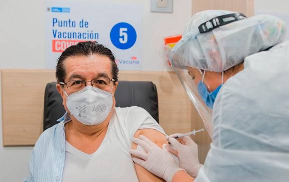 El ministro Fernando Ruiz recibió la primera dosis de la vacuna en Bogotá. FOTO CORTESÍA MINSALUD