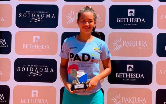 La tenista Mariana Isabel Higuita Barraza, del registro de la Liga de Antioquia y del Team Yonex, celebró por partida doble en la Gira Cosat de Paraguay. FOTO CORTESÍA LIGA