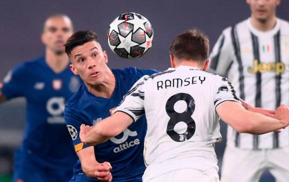 El colombiano Mateus Uribe fue inicialista con el Porto y realizó un destacado encuentro, colaborando en defensa y brindándose en el mediocampo para la clasificación de su equipo. FOTO efe