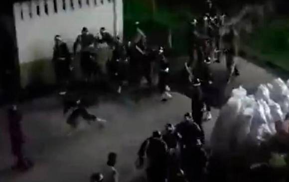 La pelea se presentó en la madrugada de este miércoles en el Batallón de Policía Militar N°15 de Bogotá. FOTO CAPTURA DE VIDEO