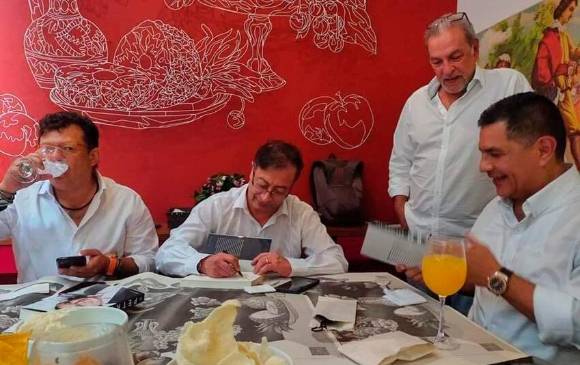 La reunión se dio dentro de la programación de la Feria del Libro de Cali y contó con la presencia de Hollman Morris, Gustavo Petro y Jorge Iván Ospina, entre otros invitados. FOTO: Tomada de Twitter