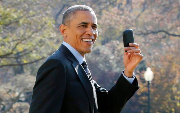 El expresidente Obama con su Blackberry en 2014. FOTO AFP
