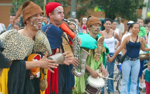 Barrio Comparsa, de Medellín, es uno de los grupos invitados al III Festival de Teatro Callejero de la Comuna 13. FOTO Manuel Saldarriaga.