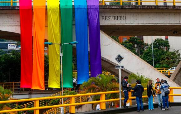 La bandera representa la diversidad sexual y fue instalada por una candidata al Congreso. FOTO MANUEL SALDARRIAGA