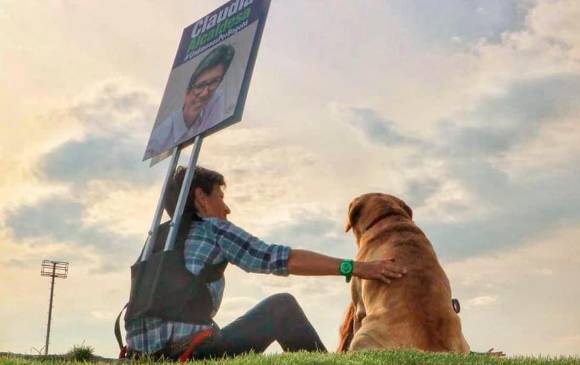 Claudia López y “Lucky”. FOTO: Tomada de Twitter @ElJuliSastoque.