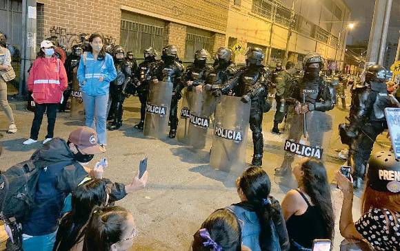Hubo tensión por la presencia del Esmad en el colegio. Esa acción fue rechazada. Foto: Cortesía