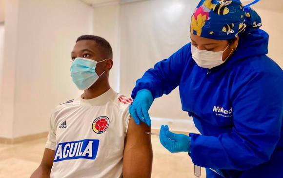 Antes de partir a Brasil a afrontar el compromiso de la Copa América, los jugadores de la Selección Colombia de Fútbol de Mayores recibieron en Barranquilla la vacuna contra el Covid-19. FOTO Cortesía.