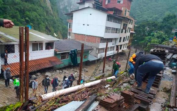 Las fuertes lluvias en el pueblo de Machu Picchu causaron afectaciones en edificios y vías férreas. FOTO EFE