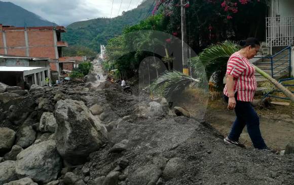 Ayer, la alcaldía de Dabeiba, acompañada por el Dagran y Corpourabá evaluaba los posibles riesgos que registraría una creciente del afluente Quebrada Seca. FOTO MANUEL SALDARRIAGA
