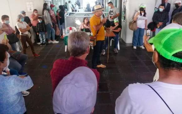 Los líderes de la revocatoria a Daniel Quintero realizan este viernes un plantón en la Registraduría. FOTO: MANUEL SALDARRIAGA.