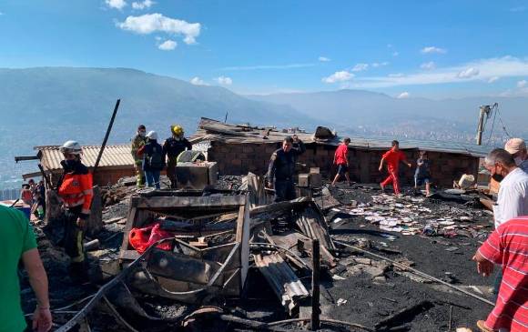 Las casas calcinadas quedaron con perdida total en este asentamiento en la zona occidental de Bello. FOTO CORTESÍA