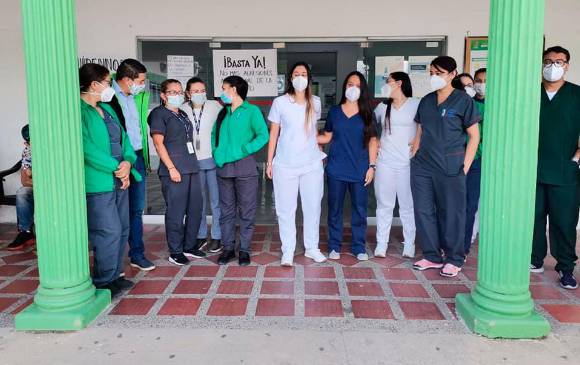Personal del hospital de Donmatías salió a protestar por la agresión a uno de sus médicos por parte del familiar de un paciente que falleció. FOTO CORTESÍA