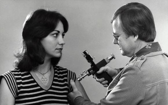 Foto de 1976. Vacuna administrada con un dispositivo conocido como “Ped-O-Jet®”, durante la campaña nacional de vacunación contra la gripe porcina en Estados Unidos. Foto: CDC vía Unsplash