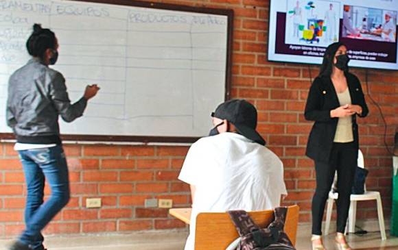 En la I.E. Maestro Guillermo Vélez Vélez se desarrolla el programa de formación para personas con discapacidades. FOTO Cortesía