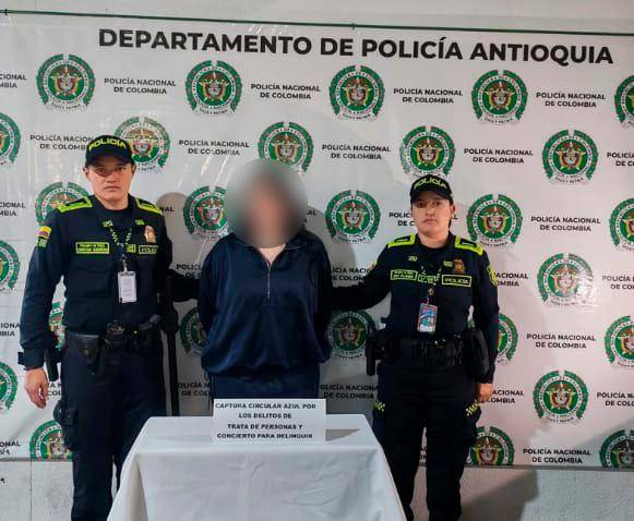 La mujer fue aprehendida dentro de un control rutinario de la policía en el terminal aéreo de Rionegro. FOTO: POLICÍA