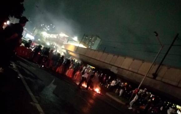 En la avenida regional a la altura de la estación Madera del metro se presentaron también bloqueos y congestión vehicular. FOTO Denuncias Antioquia