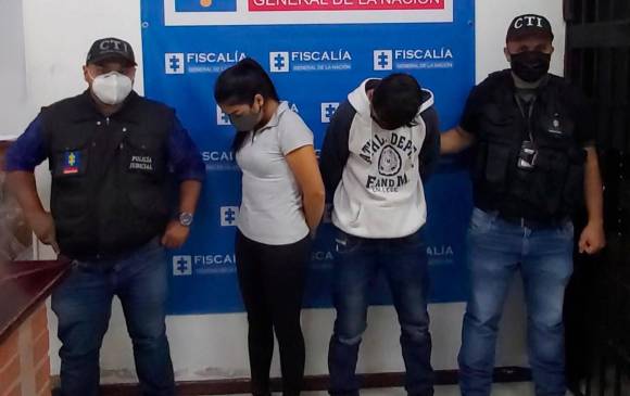 La pareja de novios capturados, por su presunta participación en el asesinato a puñal de un hombre, en El Carmen de Viboral. FOTO: CORTESÍA FISCALÍA.