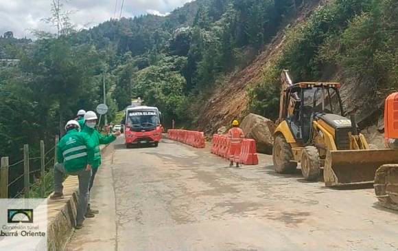 Por el momento la vía a Santa Elena funciona a un carril y con interrupciones temporales para permitir el paso y a la vez realizar labores de estabilización del talud. FOTO CORTESÍA