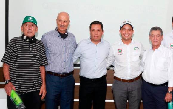 Cochise Rodríguez, expesalista; Jorge Ovidio González, dirigente de ciclismo; Carlos Ballesteros, fundador de Bike House; Óscar Sánchez, alcalde de Venecia; y Raúl Mesa, técnico del equipo EPM-Scott, presentes en el lanzamiento del Novato de Oro-2021. FOTO: CORTESÍA GABRIEL BUITRAGO