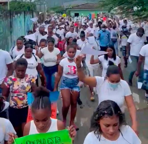 En Acandí, Chocó, hubo una marcha a favor de la libertad del comerciante detenido con fines de extradición. FOTO: CORTESÍA.