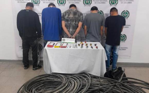2.100 metros de cable pretendían hurtar estos cinco hombres. FOTO CORTESÍA ALCALDÍA DE ITAGÜÍ