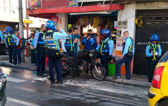Así quedó la moto incendiada. FOTO CORTESÍA.
