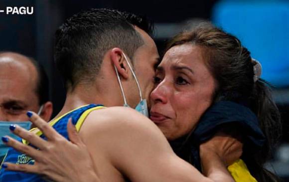 Un momento muy especial entre Ángel Hernández y su mamá y entrenadora, Katish Recalde, en Río. FOTO facebook Ángel H.