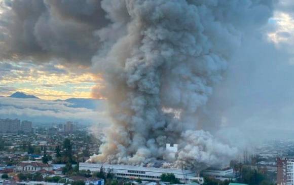 El incendio en el hospital San Borja Arriarán en Santiago de Chile habría empezado en una zona de calderas. FOTO BOMBEROS DE CHILE