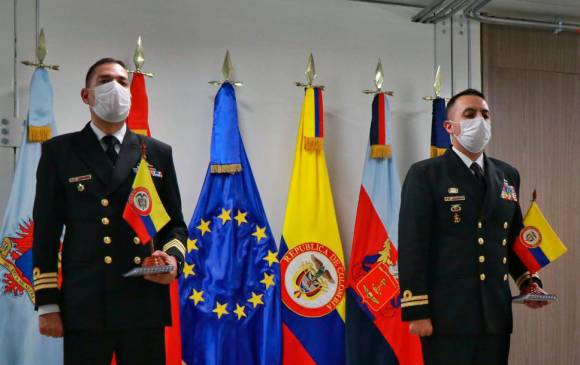 Estos son los dos oficiales de la Armada colombiana que harán parte de la operación Atalanta. FOTO TOMADA DE TWITTER @FelipeGarciaE
