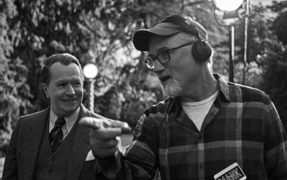 El protagonista de Mank, Gary Oldman, junto a su director, David Fincher. FOTO Miles Crist/ Netflix